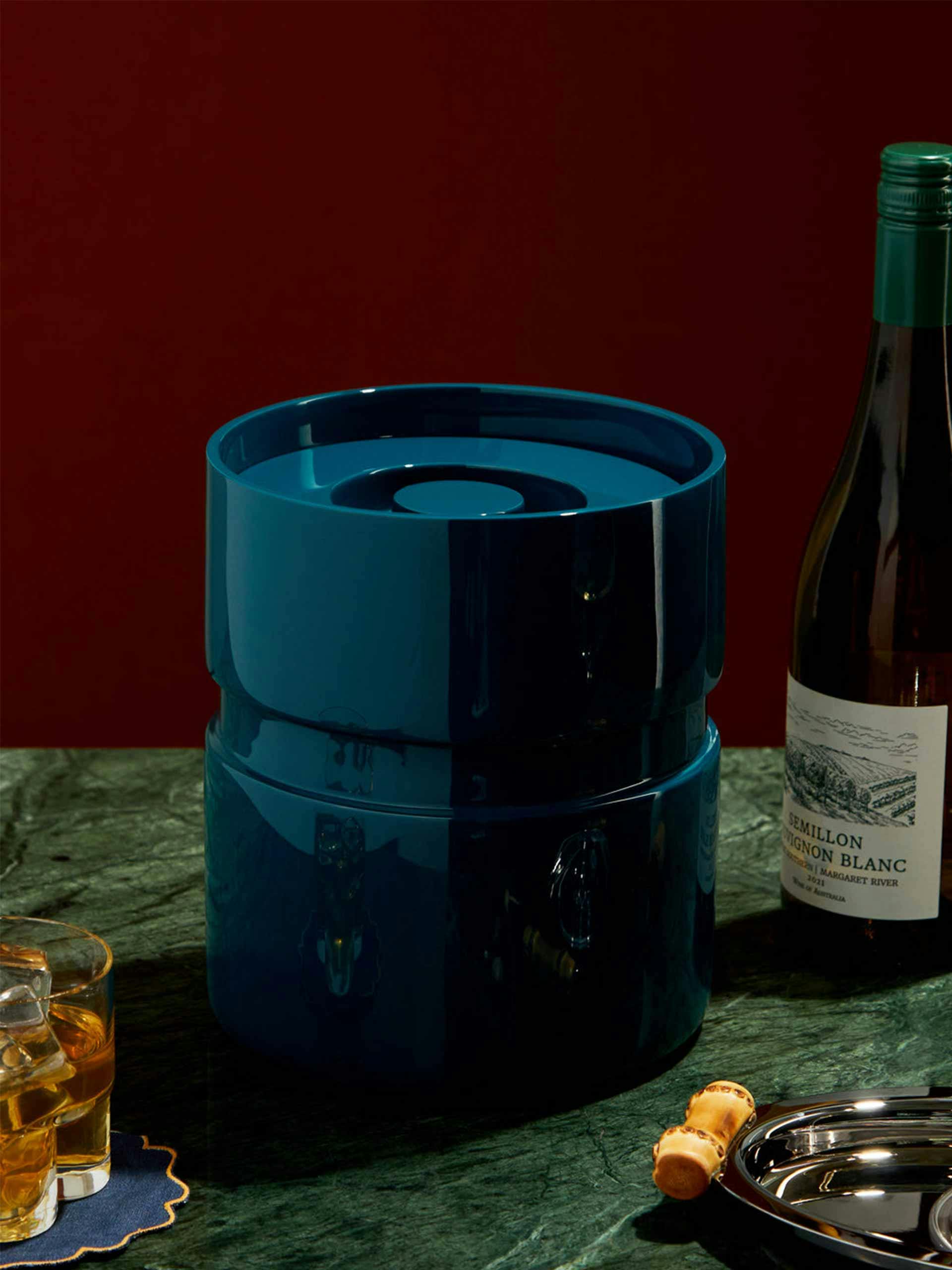 Lacquered ice bucket