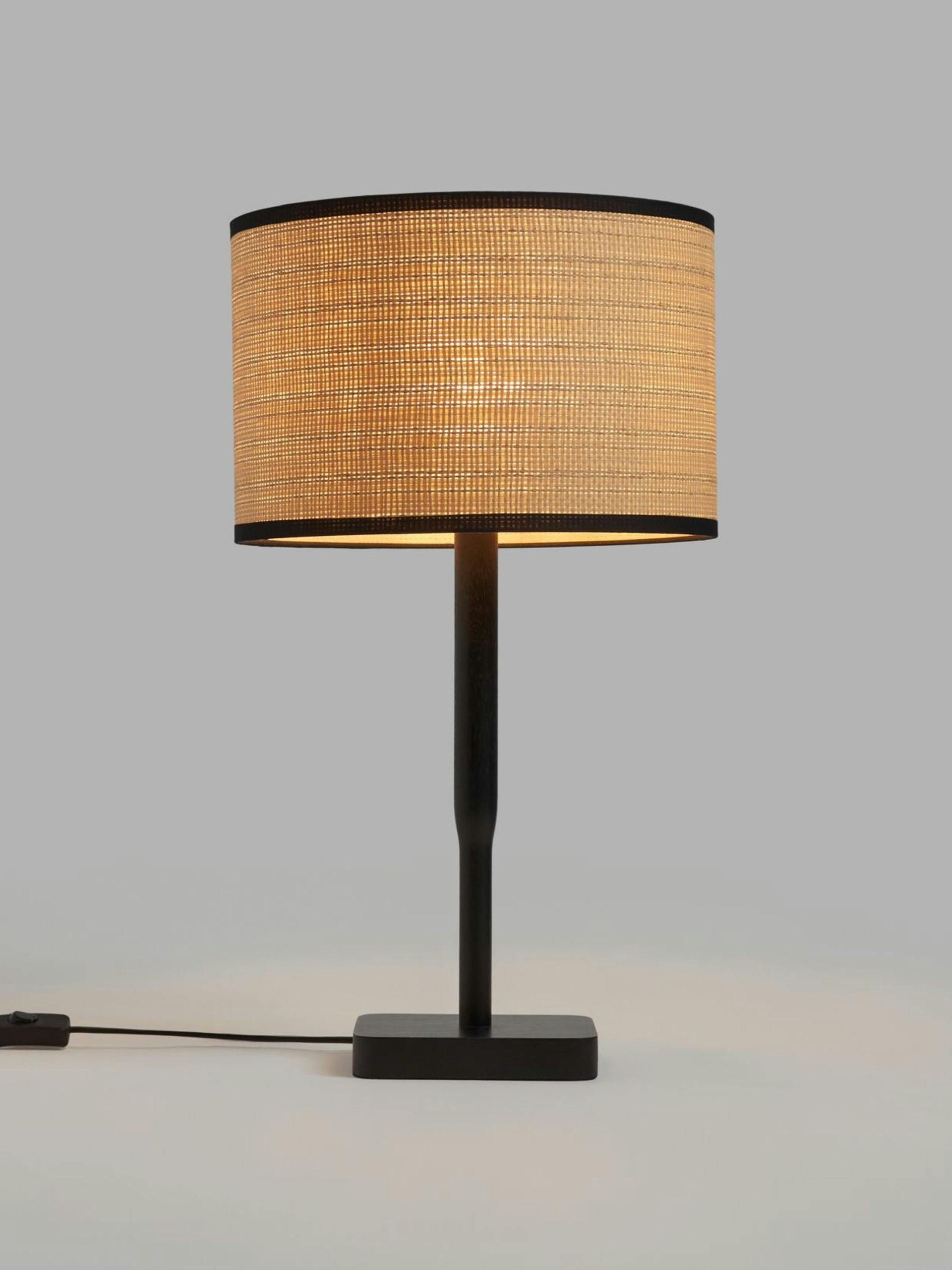 Natural woven table lamp
