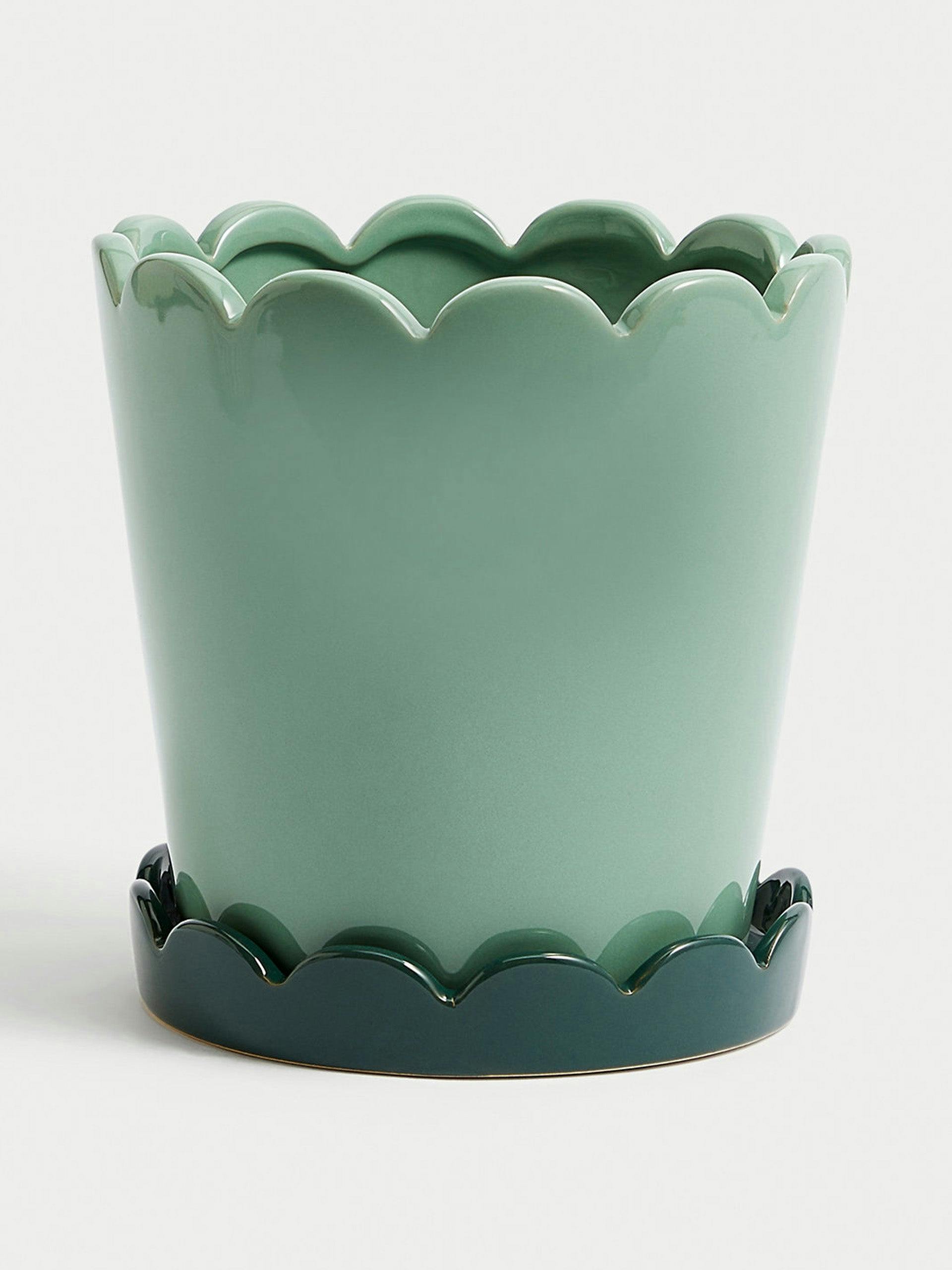 Ceramic scallop planter with tray
