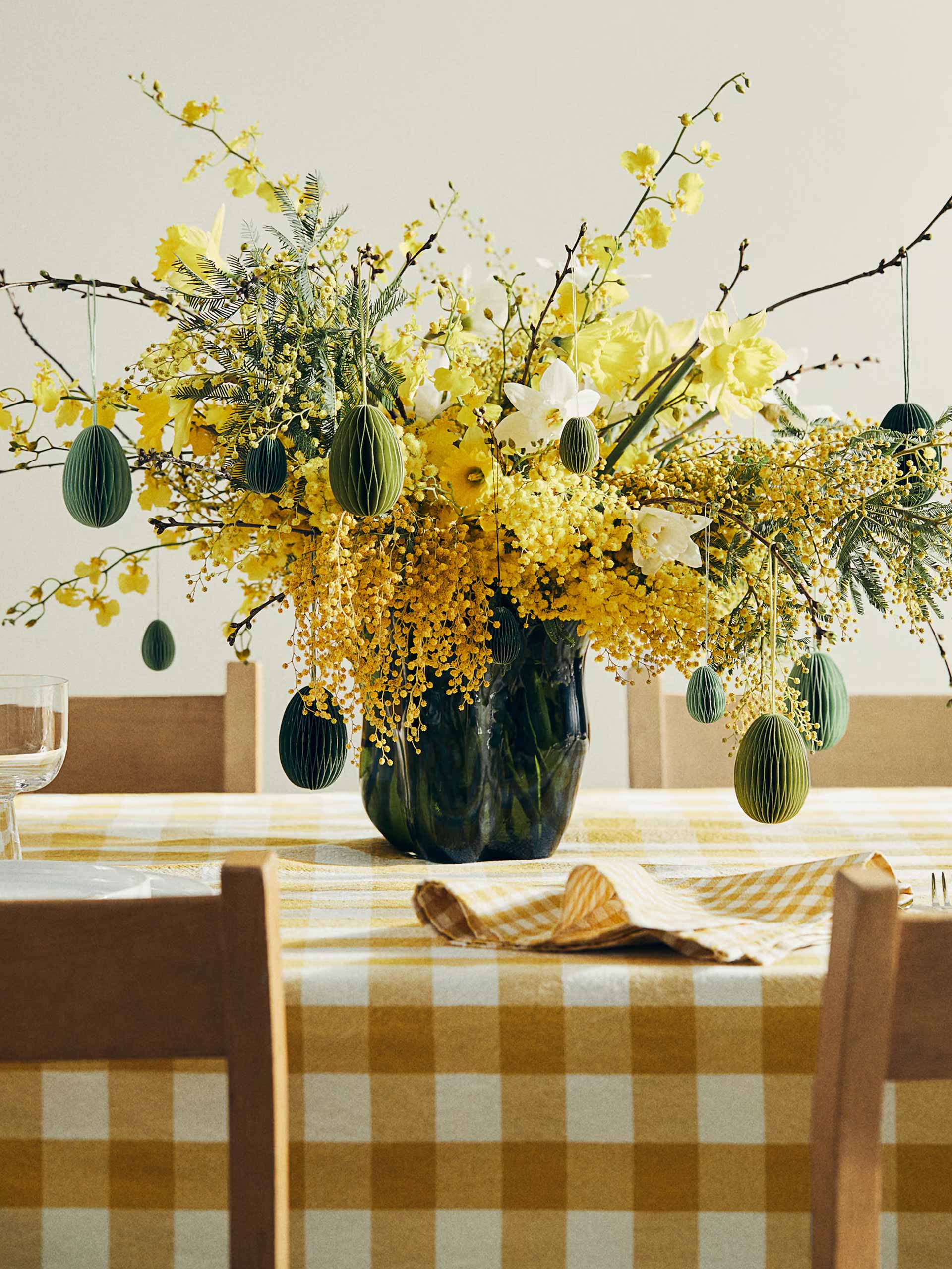 eastertable-holding-hm