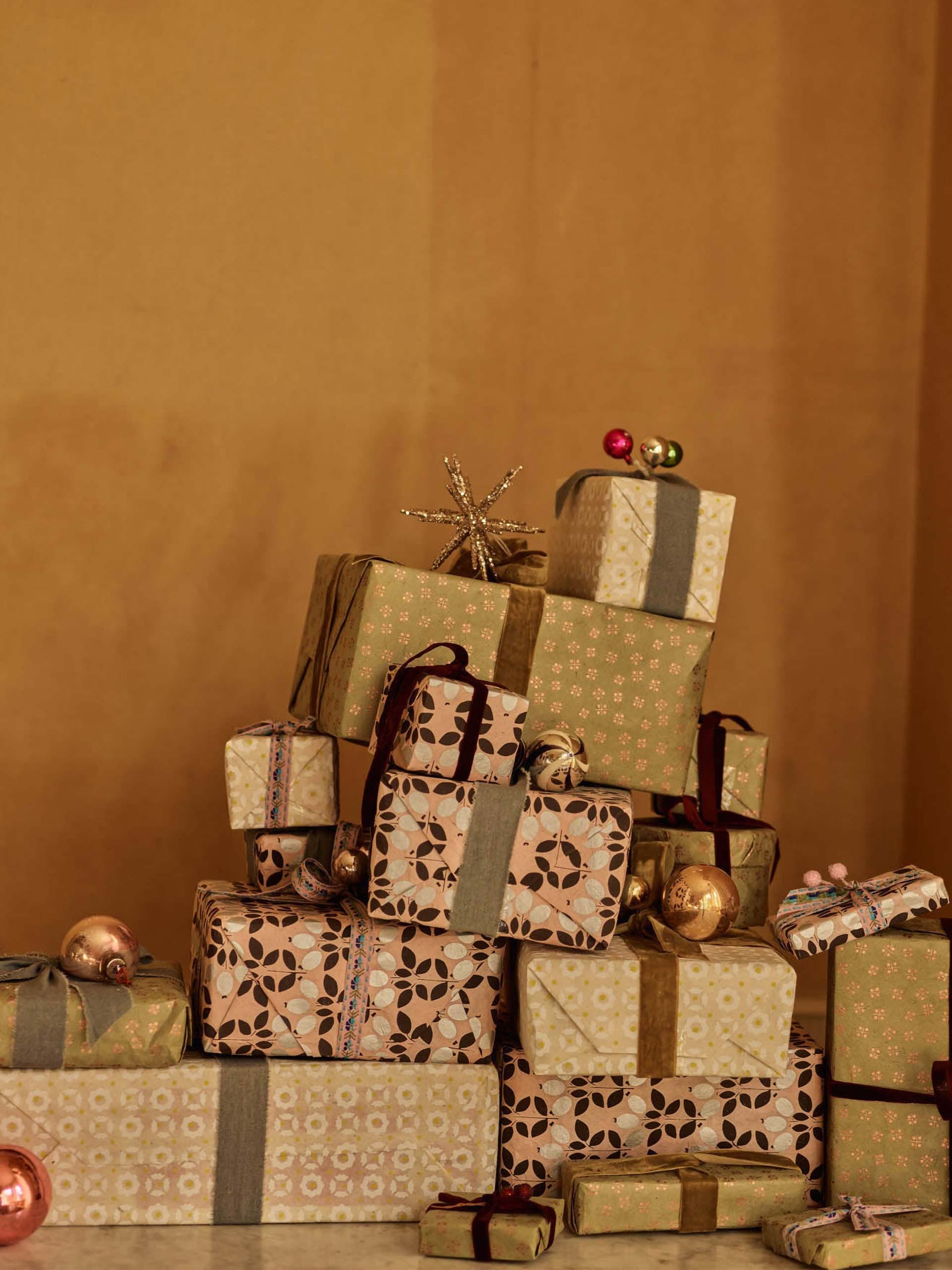 giftsbyprice-holding-rowen-and-wren