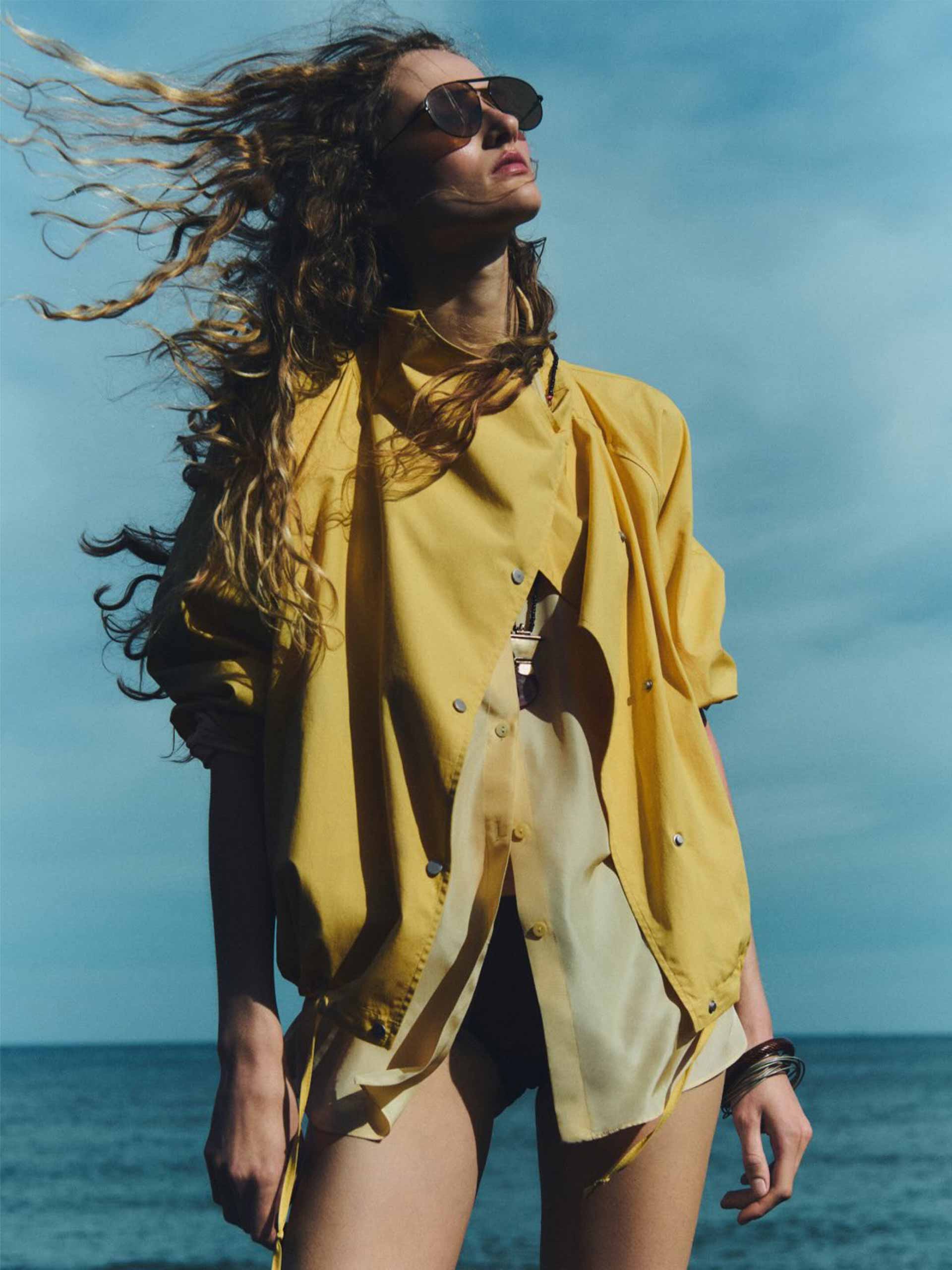 yellow-holding-massimo-dutti