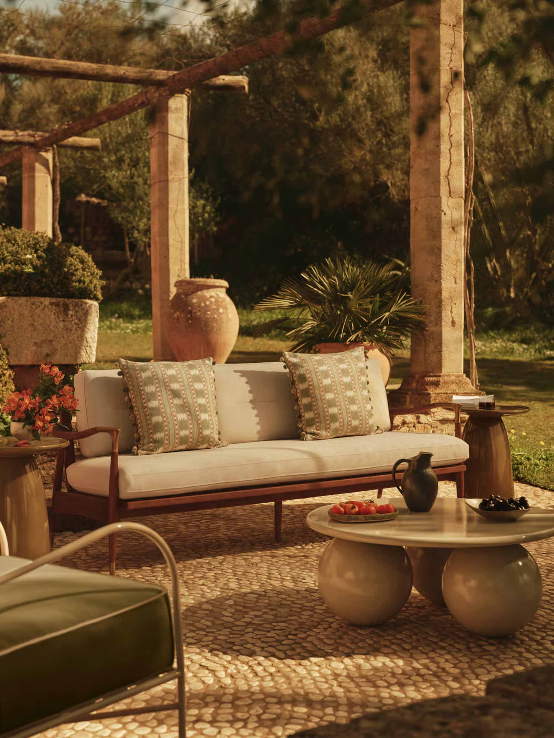 outdoor-uplifts-holding-soho-home