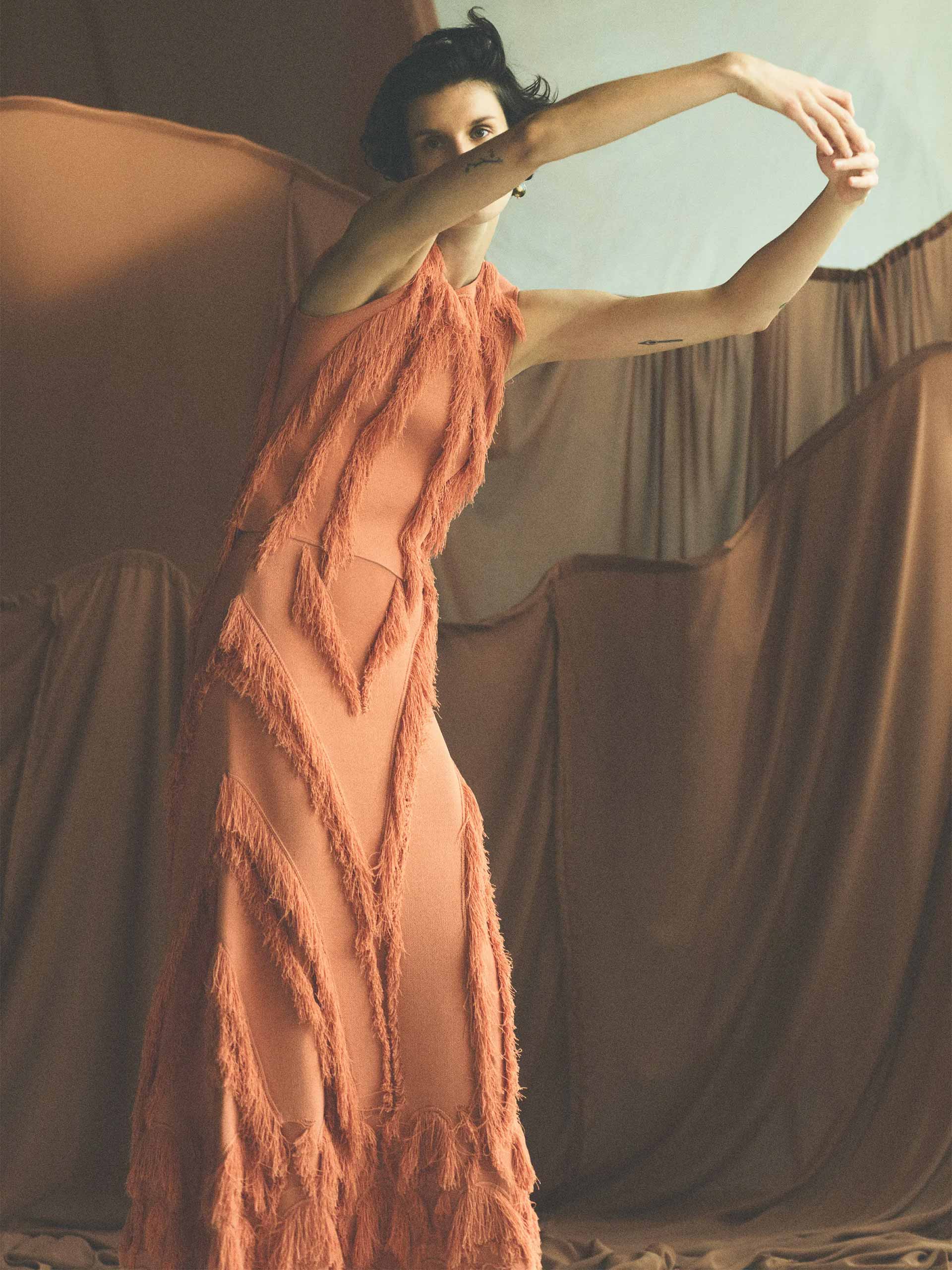 wedding-guest-holding-ulla-johnson-prefall-25