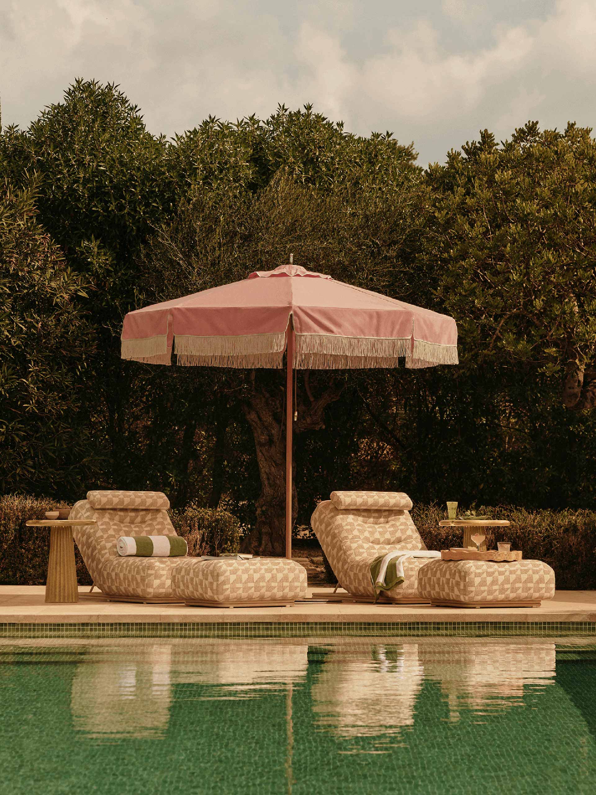 slim-aarons-holding-soho-home