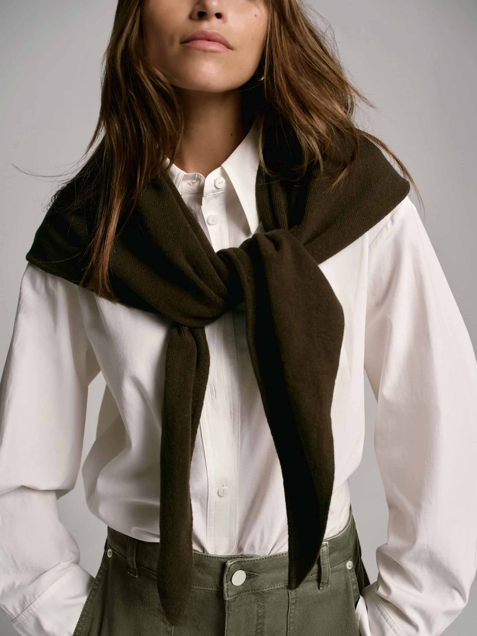 mint-velvet-holding-campaign