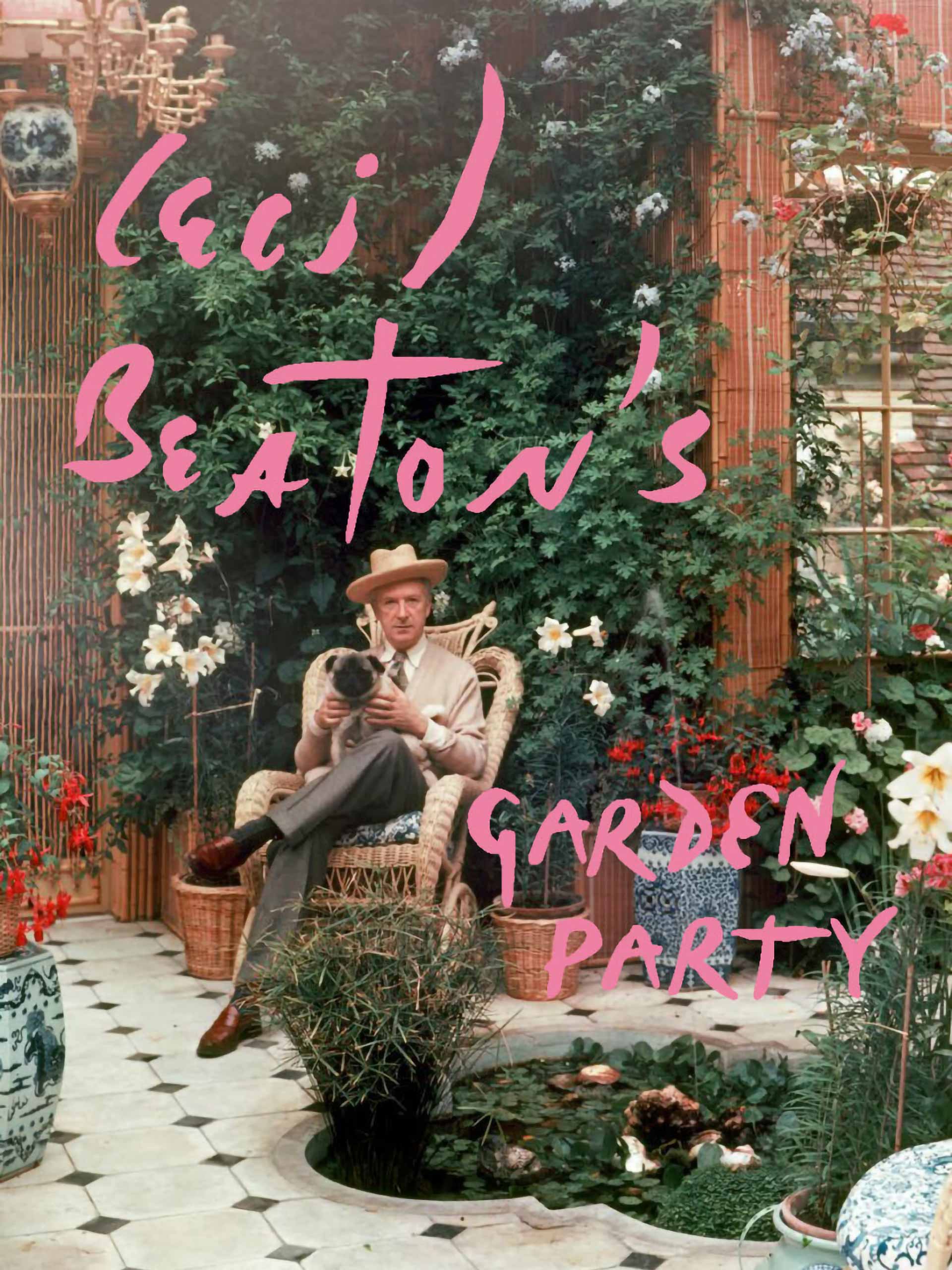 cecil-beaton-holding-cecil-beaton-archive-conde-nast