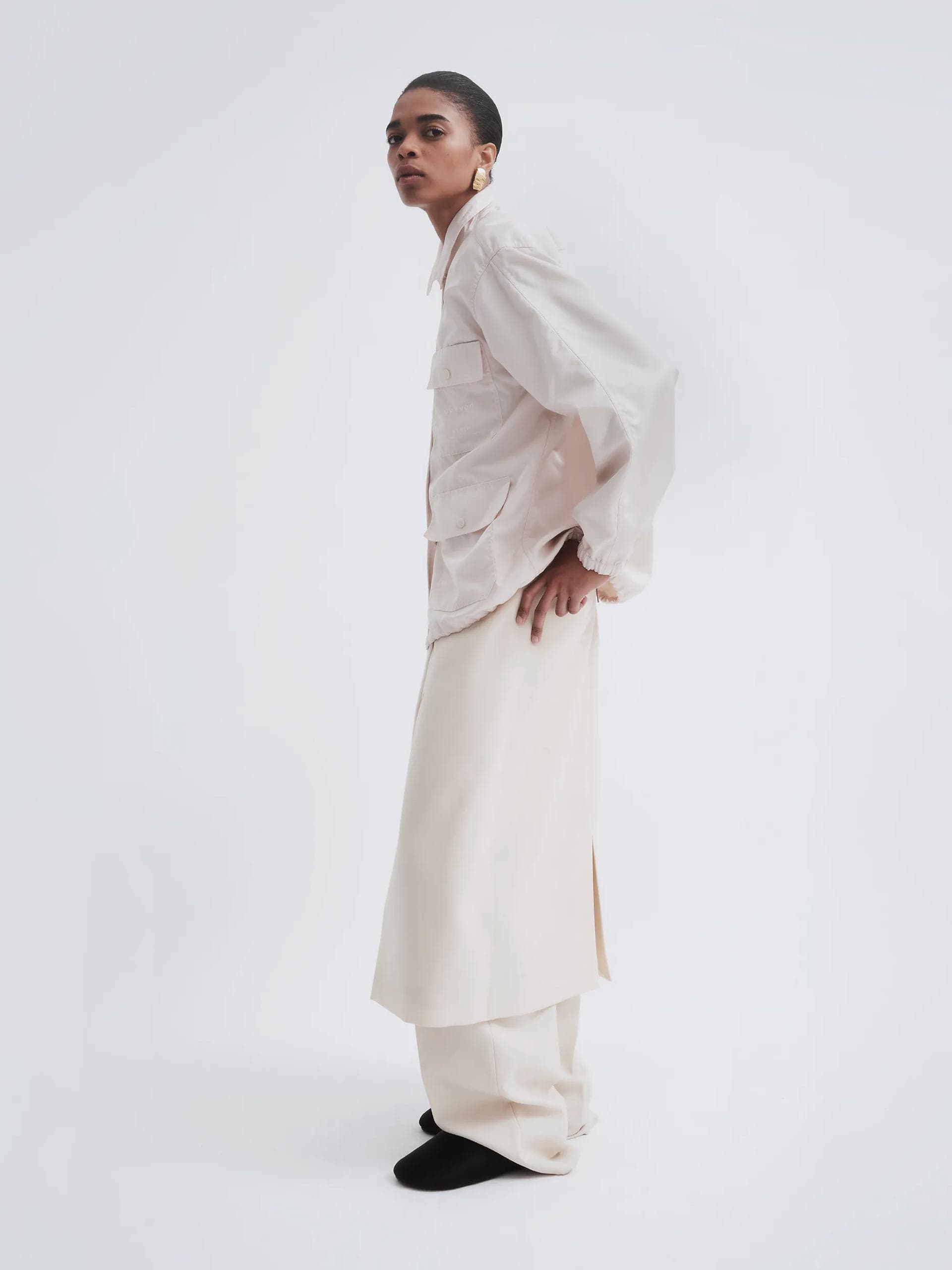 dressesovertrousers-holding-carven