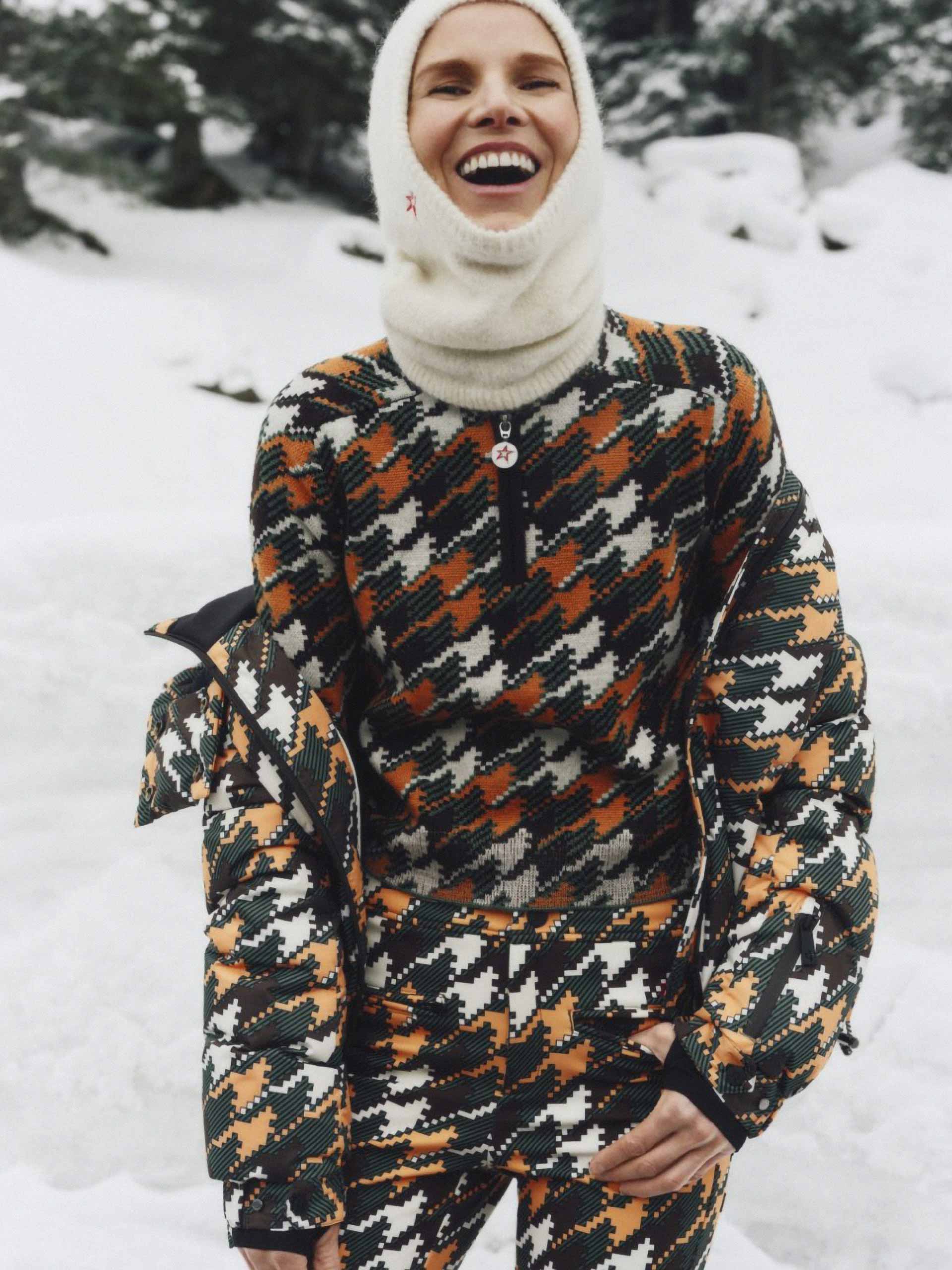 apres-chic-holding-perfect-moment