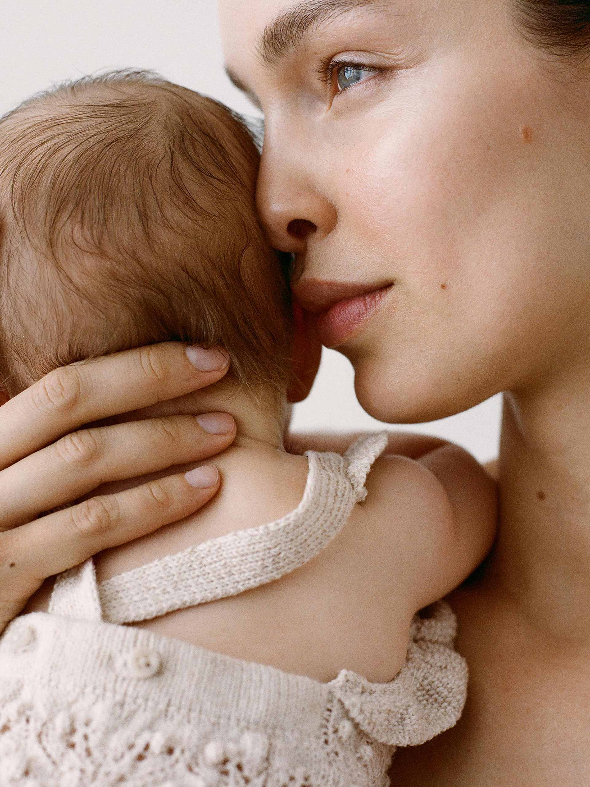 babyshower-holding-zara