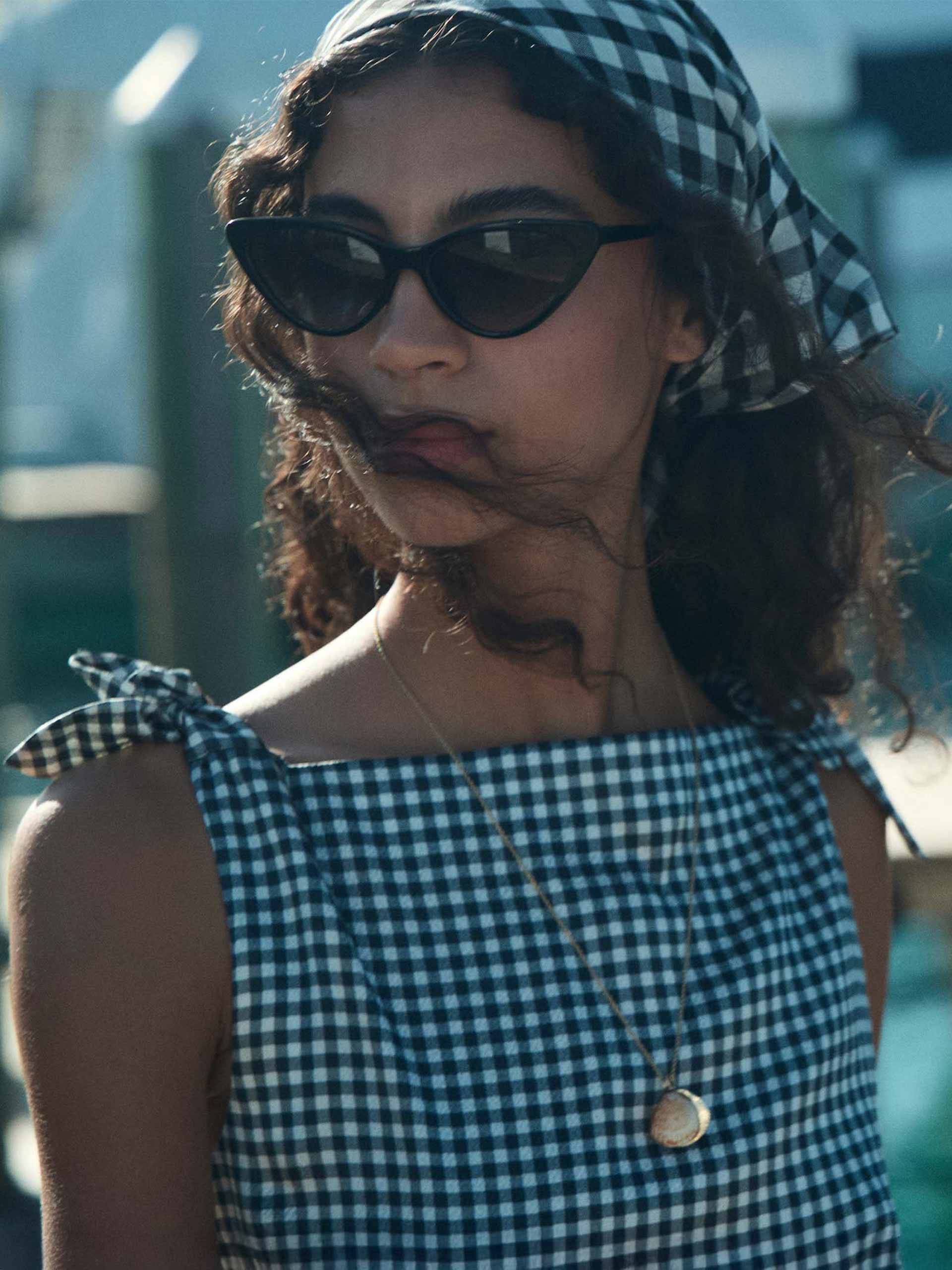 gingham-holding-doen