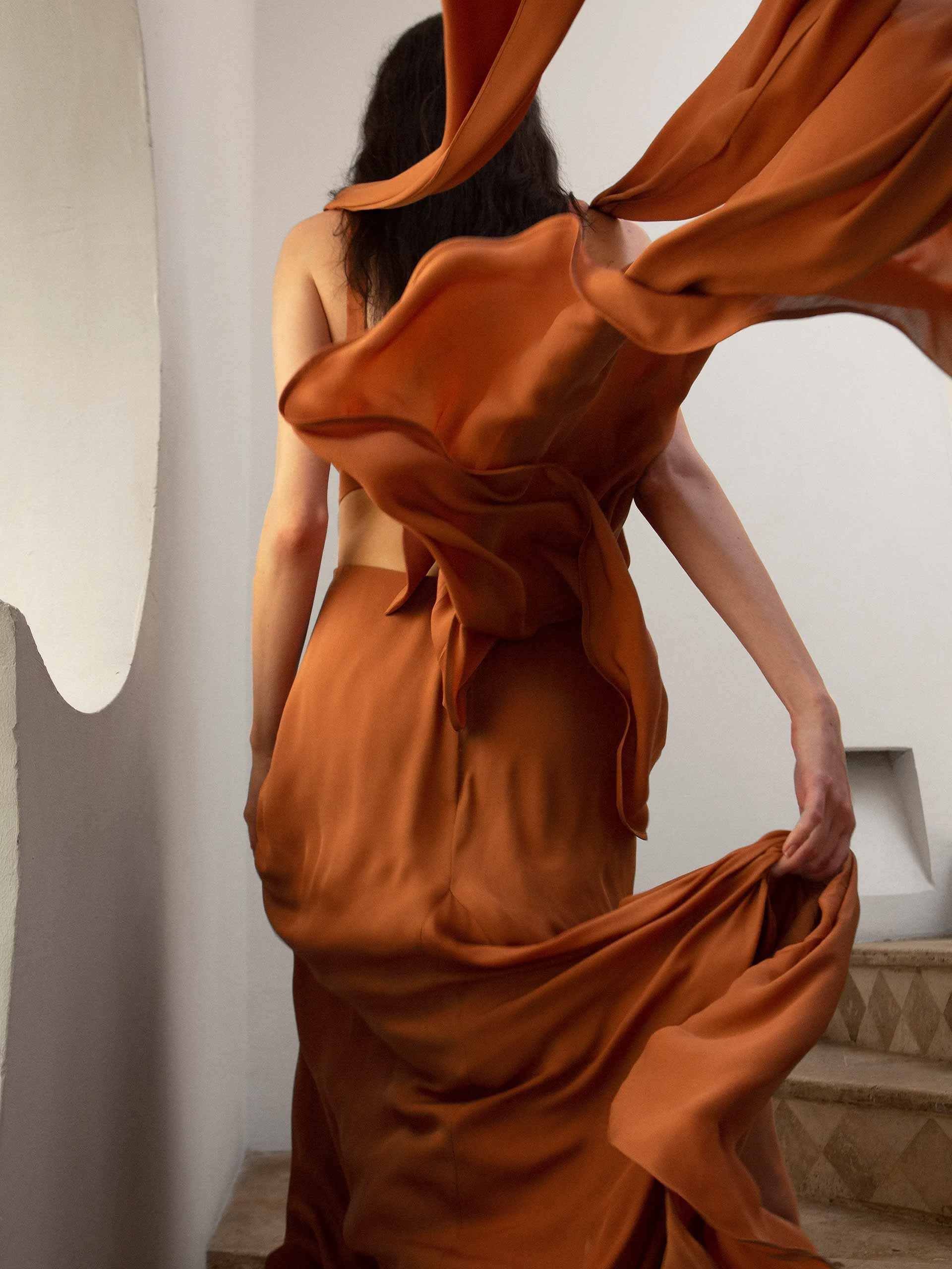 maxidress-holding-johanna-ortiz