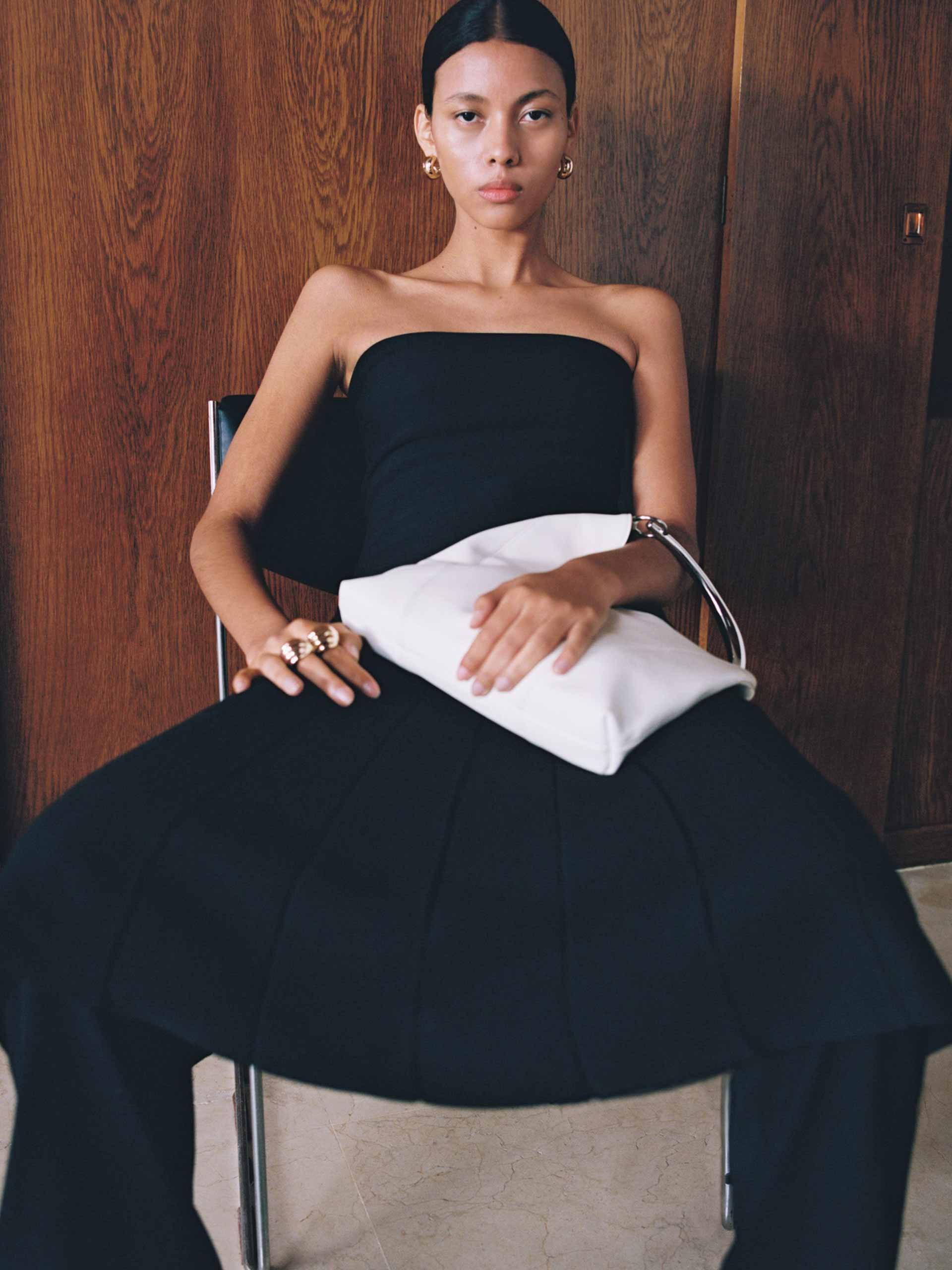 blackdresses-holding-mango